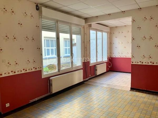 Très bonne localisation dans le QUARTIER CREVECOEUR à CALAIS ( 62100 )

Cet IMMEUBLE 3 LOTS vous assurera des REVENUS STABLES et CONFORTABLES.

IL MESURE 194 m2 habitables sur 3 niveaux + terrasse et Rooftop.

Construit vers 1930, il est à proximité du CENTRE-VILLE, de la GARE, des COMMERCES, des ECOLES, de la MAIRIE et des AXES RAPIDES A16 ( Vers Boulogne, Dunkerque, Saint-Omer ). 
Le BUS est GRATUIT dans toute la ville et vers l'UNIVERSITE !

SA CONFIGURATION ACTUELLE :
- GARAGE avec accès indépendant d'une surface d'env. 30 m2
- RDC :  APPARTEMENT T2 ou T3, avec TERRASSE et dépendance privative ( de légers travaux de confort seront nécessaires avant remise en location, ou en colocation possible pour 2 étudiants, ou en courte durée )
- ETAGE 1 : APPARTEMENT T3 avec ROOFTOP ( excellente locataire en place depuis plus de 30 ans )
- ETAGE 2 : APPARTEMENT T3 ( locataire en place depuis plus de 2 ans )

SES ASPECTS TECHNIQUES :
- Un HALL avec CAGE D'ESCALIER
- DALLE BETON
- Les MENUISERIES sont en double vitrage ( certaines avec volets roulants ).
- 4 COMPTEURS D'ELECTRICITE ( 3 pour les logements et 1 pour les communs ).
- 3 COMPTEURS D'EAU.
- Le CHAUFFAGE est individuel et électrique
- L'ASSAINISSEMENT est tout à l'égout.
- Une CAVE est accessible des communs.
- L'EAU CHAUDE est généré par des ballons électriques individuels.
- TOITURE REFAITE en 2018

LES NOTIONS ECONOMIQUES :
- L'immeuble est géré par une agence ( des économies sont réalisables )
- Les logements sont loués ( il reste les travaux à terminer sur l'appartement du RDC ).
- LOYERS NETS ACTUELS 45 + 375 + 480 + 600 ( futur loyer du rdc )  = 1500 x 12 = 18000 ( 10,35 % brut )
- DES PROVISIONS POUR CHARGES 5 + 30 + 30 + 30  = 95 mois x 12 = 1140 /an ( c'est très largement suffisant )
- TAXE FONCIERE 1635 /an.
- Les locataires sont en place depuis de nombreuses années. L'appartement du rdc ( vous avez les photos ) a été loué pendant pus de 35 ans par la même personne qui vient de décéder. Il est aménageable en T2 ou T3, pour de la colocation ou de la coure durée. 

DES VIDEOS ( du premier et du rdc ) SONT DISPONIBLES !

Encore une BONNE AFFAIRE présentée par Gilles O6 3O 89 OO O8

Je vous invite à visiter mon site : BSK gilles fourrier, à consommer sans modération.
Pour nos investisseurs, nous sommes en recherche de biens immobiliers locatifs à Vendre sur l'ensemble du Littoral.
N'hésitez pas à nous demander une ESTIMATION de VOTRE IMMEUBLE...ELLE VOUS SERA OFFERTE !
Je suis à votre disposition,  pour vous présenter la qualité et la puissance de nos actions commerciales,  qui transforment nos VENTES,  en de très BELLES REUSSITES IMMOBILIERES