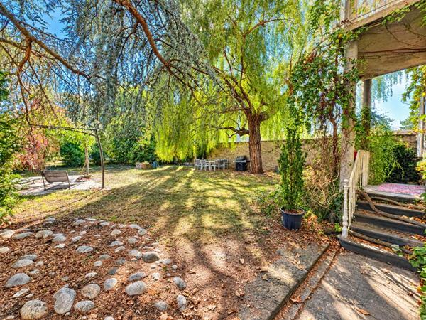 Maison de maître avec piscine et terrain arboré de 1 600 m²