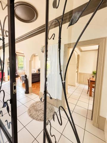 Maison de maître avec piscine et terrain arboré de 1 600 m²