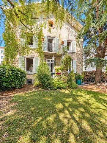 Maison de maître avec piscine et terrain arboré de 1 600 m²