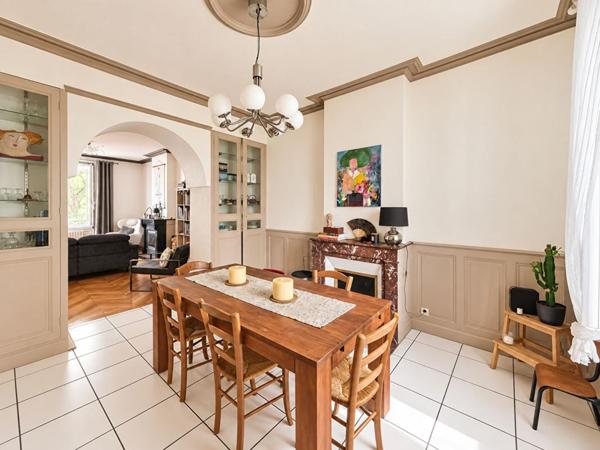 Maison de maître avec piscine et terrain arboré de 1 600 m²