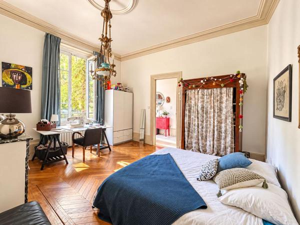 Maison de maître avec piscine et terrain arboré de 1 600 m²