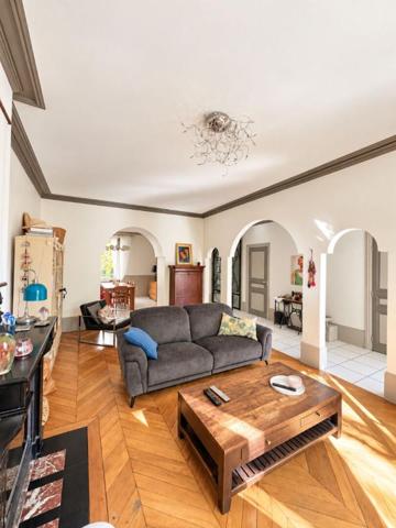 Maison de maître avec piscine et terrain arboré de 1 600 m²