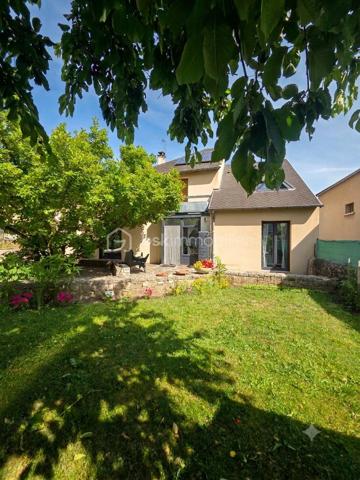 Découvrez cette magnifique maison moderne qui allie parfaitement le confort d'un vie de plain-pied en rez-de-jardin et des espaces volumineux à l'étage pour accueillir toute votre famille.
Idéalement située, vous profiterez de la proximité immédiate de toutes les commodités (commerces, cinéma) dans un quartier calme qui fait oublier les nuisances de la ville.
Implantée sur un superbe terrain clos de 575 m² arboré, intime, sans vis-à-vis direct et piscinable, cette maison de 170 m² habitables offre un cadre de vie verdoyant et privilégié.
Des prestations de qualité et de beaux volumes
En rez-de-jardin :
Pièce de vie de près de 60 m² : un vaste séjour lumineux avec une cuisine semi-ouverte haut de gamme entièrement équipée. Deux grandes baies vitrées baignent l'espace de lumière et donnent un accès direct au jardin.
Espace nuit : deux belles chambres (dont une de 13 m² avec placard intégré et accès direct au jardin), une salle d'eau et un WC indépendant.
Accès direct au garage depuis l'intérieur.
À l'étage :
Trois grandes chambres : deux chambres spacieuses de 20 m² et une de 26 m² dotée d'un dressing.
Équipements complémentaires : une salle de bains et un espace buanderie pratique.
Annexes et équipements modernes
Un grand garage et un carport.
Un espace grillade, et un espace potager. 
Côté confort et énergie, la maison bénéficie d'équipements performants :
Climatisation réversible.
Poêle à granulés haut de gamme pour une ambiance chaleureuse.
Très bien entretenue avec des matériaux de qualité, cette villa ne nécessite aucun travail. Posez simplement vos valises !
Contactez-moi dès maintenant pour obtenir plus de renseignements et organiser votre visite.