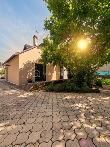 Découvrez cette magnifique maison moderne qui allie parfaitement le confort d'un vie de plain-pied en rez-de-jardin et des espaces volumineux à l'étage pour accueillir toute votre famille.
Idéalement située, vous profiterez de la proximité immédiate de toutes les commodités (commerces, cinéma) dans un quartier calme qui fait oublier les nuisances de la ville.
Implantée sur un superbe terrain clos de 575 m² arboré, intime, sans vis-à-vis direct et piscinable, cette maison de 170 m² habitables offre un cadre de vie verdoyant et privilégié.
Des prestations de qualité et de beaux volumes
En rez-de-jardin :
Pièce de vie de près de 60 m² : un vaste séjour lumineux avec une cuisine semi-ouverte haut de gamme entièrement équipée. Deux grandes baies vitrées baignent l'espace de lumière et donnent un accès direct au jardin.
Espace nuit : deux belles chambres (dont une de 13 m² avec placard intégré et accès direct au jardin), une salle d'eau et un WC indépendant.
Accès direct au garage depuis l'intérieur.
À l'étage :
Trois grandes chambres : deux chambres spacieuses de 20 m² et une de 26 m² dotée d'un dressing.
Équipements complémentaires : une salle de bains et un espace buanderie pratique.
Annexes et équipements modernes
Un grand garage et un carport.
Un espace grillade, et un espace potager. 
Côté confort et énergie, la maison bénéficie d'équipements performants :
Climatisation réversible.
Poêle à granulés haut de gamme pour une ambiance chaleureuse.
Très bien entretenue avec des matériaux de qualité, cette villa ne nécessite aucun travail. Posez simplement vos valises !
Contactez-moi dès maintenant pour obtenir plus de renseignements et organiser votre visite.