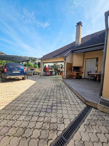 Découvrez cette magnifique maison moderne qui allie parfaitement le confort d'un vie de plain-pied en rez-de-jardin et des espaces volumineux à l'étage pour accueillir toute votre famille.
Idéalement située, vous profiterez de la proximité immédiate de toutes les commodités (commerces, cinéma) dans un quartier calme qui fait oublier les nuisances de la ville.
Implantée sur un superbe terrain clos de 575 m² arboré, intime, sans vis-à-vis direct et piscinable, cette maison de 170 m² habitables offre un cadre de vie verdoyant et privilégié.
Des prestations de qualité et de beaux volumes
En rez-de-jardin :
Pièce de vie de près de 60 m² : un vaste séjour lumineux avec une cuisine semi-ouverte haut de gamme entièrement équipée. Deux grandes baies vitrées baignent l'espace de lumière et donnent un accès direct au jardin.
Espace nuit : deux belles chambres (dont une de 13 m² avec placard intégré et accès direct au jardin), une salle d'eau et un WC indépendant.
Accès direct au garage depuis l'intérieur.
À l'étage :
Trois grandes chambres : deux chambres spacieuses de 20 m² et une de 26 m² dotée d'un dressing.
Équipements complémentaires : une salle de bains et un espace buanderie pratique.
Annexes et équipements modernes
Un grand garage et un carport.
Un espace grillade, et un espace potager. 
Côté confort et énergie, la maison bénéficie d'équipements performants :
Climatisation réversible.
Poêle à granulés haut de gamme pour une ambiance chaleureuse.
Très bien entretenue avec des matériaux de qualité, cette villa ne nécessite aucun travail. Posez simplement vos valises !
Contactez-moi dès maintenant pour obtenir plus de renseignements et organiser votre visite.