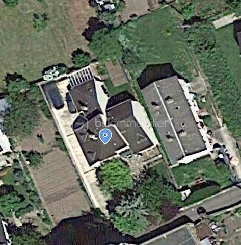 Découvrez cette magnifique maison moderne qui allie parfaitement le confort d'un vie de plain-pied en rez-de-jardin et des espaces volumineux à l'étage pour accueillir toute votre famille.
Idéalement située, vous profiterez de la proximité immédiate de toutes les commodités (commerces, cinéma) dans un quartier calme qui fait oublier les nuisances de la ville.
Implantée sur un superbe terrain clos de 575 m² arboré, intime, sans vis-à-vis direct et piscinable, cette maison de 170 m² habitables offre un cadre de vie verdoyant et privilégié.
Des prestations de qualité et de beaux volumes
En rez-de-jardin :
Pièce de vie de près de 60 m² : un vaste séjour lumineux avec une cuisine semi-ouverte haut de gamme entièrement équipée. Deux grandes baies vitrées baignent l'espace de lumière et donnent un accès direct au jardin.
Espace nuit : deux belles chambres (dont une de 13 m² avec placard intégré et accès direct au jardin), une salle d'eau et un WC indépendant.
Accès direct au garage depuis l'intérieur.
À l'étage :
Trois grandes chambres : deux chambres spacieuses de 20 m² et une de 26 m² dotée d'un dressing.
Équipements complémentaires : une salle de bains et un espace buanderie pratique.
Annexes et équipements modernes
Un grand garage et un carport.
Un espace grillade, et un espace potager. 
Côté confort et énergie, la maison bénéficie d'équipements performants :
Climatisation réversible.
Poêle à granulés haut de gamme pour une ambiance chaleureuse.
Très bien entretenue avec des matériaux de qualité, cette villa ne nécessite aucun travail. Posez simplement vos valises !
Contactez-moi dès maintenant pour obtenir plus de renseignements et organiser votre visite.