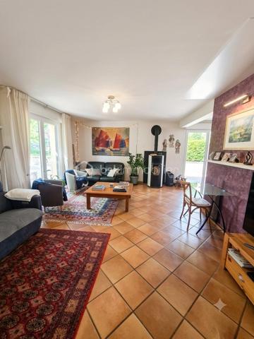 Découvrez cette magnifique maison moderne qui allie parfaitement le confort d'un vie de plain-pied en rez-de-jardin et des espaces volumineux à l'étage pour accueillir toute votre famille.
Idéalement située, vous profiterez de la proximité immédiate de toutes les commodités (commerces, cinéma) dans un quartier calme qui fait oublier les nuisances de la ville.
Implantée sur un superbe terrain clos de 575 m² arboré, intime, sans vis-à-vis direct et piscinable, cette maison de 170 m² habitables offre un cadre de vie verdoyant et privilégié.
Des prestations de qualité et de beaux volumes
En rez-de-jardin :
Pièce de vie de près de 60 m² : un vaste séjour lumineux avec une cuisine semi-ouverte haut de gamme entièrement équipée. Deux grandes baies vitrées baignent l'espace de lumière et donnent un accès direct au jardin.
Espace nuit : deux belles chambres (dont une de 13 m² avec placard intégré et accès direct au jardin), une salle d'eau et un WC indépendant.
Accès direct au garage depuis l'intérieur.
À l'étage :
Trois grandes chambres : deux chambres spacieuses de 20 m² et une de 26 m² dotée d'un dressing.
Équipements complémentaires : une salle de bains et un espace buanderie pratique.
Annexes et équipements modernes
Un grand garage et un carport.
Un espace grillade, et un espace potager. 
Côté confort et énergie, la maison bénéficie d'équipements performants :
Climatisation réversible.
Poêle à granulés haut de gamme pour une ambiance chaleureuse.
Très bien entretenue avec des matériaux de qualité, cette villa ne nécessite aucun travail. Posez simplement vos valises !
Contactez-moi dès maintenant pour obtenir plus de renseignements et organiser votre visite.