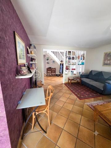Découvrez cette magnifique maison moderne qui allie parfaitement le confort d'un vie de plain-pied en rez-de-jardin et des espaces volumineux à l'étage pour accueillir toute votre famille.
Idéalement située, vous profiterez de la proximité immédiate de toutes les commodités (commerces, cinéma) dans un quartier calme qui fait oublier les nuisances de la ville.
Implantée sur un superbe terrain clos de 575 m² arboré, intime, sans vis-à-vis direct et piscinable, cette maison de 170 m² habitables offre un cadre de vie verdoyant et privilégié.
Des prestations de qualité et de beaux volumes
En rez-de-jardin :
Pièce de vie de près de 60 m² : un vaste séjour lumineux avec une cuisine semi-ouverte haut de gamme entièrement équipée. Deux grandes baies vitrées baignent l'espace de lumière et donnent un accès direct au jardin.
Espace nuit : deux belles chambres (dont une de 13 m² avec placard intégré et accès direct au jardin), une salle d'eau et un WC indépendant.
Accès direct au garage depuis l'intérieur.
À l'étage :
Trois grandes chambres : deux chambres spacieuses de 20 m² et une de 26 m² dotée d'un dressing.
Équipements complémentaires : une salle de bains et un espace buanderie pratique.
Annexes et équipements modernes
Un grand garage et un carport.
Un espace grillade, et un espace potager. 
Côté confort et énergie, la maison bénéficie d'équipements performants :
Climatisation réversible.
Poêle à granulés haut de gamme pour une ambiance chaleureuse.
Très bien entretenue avec des matériaux de qualité, cette villa ne nécessite aucun travail. Posez simplement vos valises !
Contactez-moi dès maintenant pour obtenir plus de renseignements et organiser votre visite.