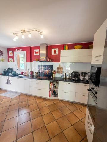 Découvrez cette magnifique maison moderne qui allie parfaitement le confort d'un vie de plain-pied en rez-de-jardin et des espaces volumineux à l'étage pour accueillir toute votre famille.
Idéalement située, vous profiterez de la proximité immédiate de toutes les commodités (commerces, cinéma) dans un quartier calme qui fait oublier les nuisances de la ville.
Implantée sur un superbe terrain clos de 575 m² arboré, intime, sans vis-à-vis direct et piscinable, cette maison de 170 m² habitables offre un cadre de vie verdoyant et privilégié.
Des prestations de qualité et de beaux volumes
En rez-de-jardin :
Pièce de vie de près de 60 m² : un vaste séjour lumineux avec une cuisine semi-ouverte haut de gamme entièrement équipée. Deux grandes baies vitrées baignent l'espace de lumière et donnent un accès direct au jardin.
Espace nuit : deux belles chambres (dont une de 13 m² avec placard intégré et accès direct au jardin), une salle d'eau et un WC indépendant.
Accès direct au garage depuis l'intérieur.
À l'étage :
Trois grandes chambres : deux chambres spacieuses de 20 m² et une de 26 m² dotée d'un dressing.
Équipements complémentaires : une salle de bains et un espace buanderie pratique.
Annexes et équipements modernes
Un grand garage et un carport.
Un espace grillade, et un espace potager. 
Côté confort et énergie, la maison bénéficie d'équipements performants :
Climatisation réversible.
Poêle à granulés haut de gamme pour une ambiance chaleureuse.
Très bien entretenue avec des matériaux de qualité, cette villa ne nécessite aucun travail. Posez simplement vos valises !
Contactez-moi dès maintenant pour obtenir plus de renseignements et organiser votre visite.