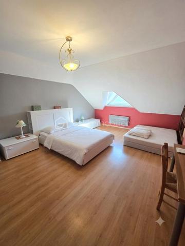Découvrez cette magnifique maison moderne qui allie parfaitement le confort d'un vie de plain-pied en rez-de-jardin et des espaces volumineux à l'étage pour accueillir toute votre famille.
Idéalement située, vous profiterez de la proximité immédiate de toutes les commodités (commerces, cinéma) dans un quartier calme qui fait oublier les nuisances de la ville.
Implantée sur un superbe terrain clos de 575 m² arboré, intime, sans vis-à-vis direct et piscinable, cette maison de 170 m² habitables offre un cadre de vie verdoyant et privilégié.
Des prestations de qualité et de beaux volumes
En rez-de-jardin :
Pièce de vie de près de 60 m² : un vaste séjour lumineux avec une cuisine semi-ouverte haut de gamme entièrement équipée. Deux grandes baies vitrées baignent l'espace de lumière et donnent un accès direct au jardin.
Espace nuit : deux belles chambres (dont une de 13 m² avec placard intégré et accès direct au jardin), une salle d'eau et un WC indépendant.
Accès direct au garage depuis l'intérieur.
À l'étage :
Trois grandes chambres : deux chambres spacieuses de 20 m² et une de 26 m² dotée d'un dressing.
Équipements complémentaires : une salle de bains et un espace buanderie pratique.
Annexes et équipements modernes
Un grand garage et un carport.
Un espace grillade, et un espace potager. 
Côté confort et énergie, la maison bénéficie d'équipements performants :
Climatisation réversible.
Poêle à granulés haut de gamme pour une ambiance chaleureuse.
Très bien entretenue avec des matériaux de qualité, cette villa ne nécessite aucun travail. Posez simplement vos valises !
Contactez-moi dès maintenant pour obtenir plus de renseignements et organiser votre visite.