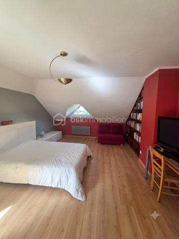 Découvrez cette magnifique maison moderne qui allie parfaitement le confort d'un vie de plain-pied en rez-de-jardin et des espaces volumineux à l'étage pour accueillir toute votre famille.
Idéalement située, vous profiterez de la proximité immédiate de toutes les commodités (commerces, cinéma) dans un quartier calme qui fait oublier les nuisances de la ville.
Implantée sur un superbe terrain clos de 575 m² arboré, intime, sans vis-à-vis direct et piscinable, cette maison de 170 m² habitables offre un cadre de vie verdoyant et privilégié.
Des prestations de qualité et de beaux volumes
En rez-de-jardin :
Pièce de vie de près de 60 m² : un vaste séjour lumineux avec une cuisine semi-ouverte haut de gamme entièrement équipée. Deux grandes baies vitrées baignent l'espace de lumière et donnent un accès direct au jardin.
Espace nuit : deux belles chambres (dont une de 13 m² avec placard intégré et accès direct au jardin), une salle d'eau et un WC indépendant.
Accès direct au garage depuis l'intérieur.
À l'étage :
Trois grandes chambres : deux chambres spacieuses de 20 m² et une de 26 m² dotée d'un dressing.
Équipements complémentaires : une salle de bains et un espace buanderie pratique.
Annexes et équipements modernes
Un grand garage et un carport.
Un espace grillade, et un espace potager. 
Côté confort et énergie, la maison bénéficie d'équipements performants :
Climatisation réversible.
Poêle à granulés haut de gamme pour une ambiance chaleureuse.
Très bien entretenue avec des matériaux de qualité, cette villa ne nécessite aucun travail. Posez simplement vos valises !
Contactez-moi dès maintenant pour obtenir plus de renseignements et organiser votre visite.