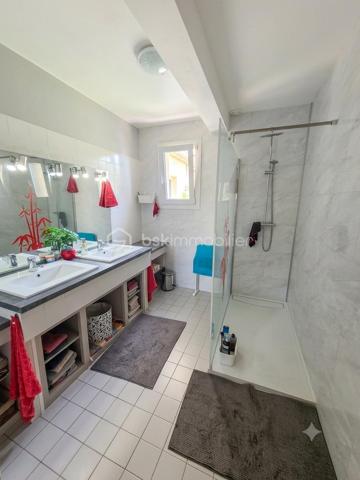 Découvrez cette magnifique maison moderne qui allie parfaitement le confort d'un vie de plain-pied en rez-de-jardin et des espaces volumineux à l'étage pour accueillir toute votre famille.
Idéalement située, vous profiterez de la proximité immédiate de toutes les commodités (commerces, cinéma) dans un quartier calme qui fait oublier les nuisances de la ville.
Implantée sur un superbe terrain clos de 575 m² arboré, intime, sans vis-à-vis direct et piscinable, cette maison de 170 m² habitables offre un cadre de vie verdoyant et privilégié.
Des prestations de qualité et de beaux volumes
En rez-de-jardin :
Pièce de vie de près de 60 m² : un vaste séjour lumineux avec une cuisine semi-ouverte haut de gamme entièrement équipée. Deux grandes baies vitrées baignent l'espace de lumière et donnent un accès direct au jardin.
Espace nuit : deux belles chambres (dont une de 13 m² avec placard intégré et accès direct au jardin), une salle d'eau et un WC indépendant.
Accès direct au garage depuis l'intérieur.
À l'étage :
Trois grandes chambres : deux chambres spacieuses de 20 m² et une de 26 m² dotée d'un dressing.
Équipements complémentaires : une salle de bains et un espace buanderie pratique.
Annexes et équipements modernes
Un grand garage et un carport.
Un espace grillade, et un espace potager. 
Côté confort et énergie, la maison bénéficie d'équipements performants :
Climatisation réversible.
Poêle à granulés haut de gamme pour une ambiance chaleureuse.
Très bien entretenue avec des matériaux de qualité, cette villa ne nécessite aucun travail. Posez simplement vos valises !
Contactez-moi dès maintenant pour obtenir plus de renseignements et organiser votre visite.