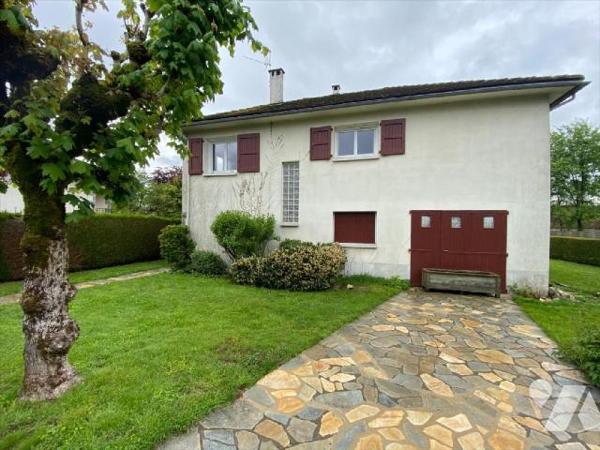 AURILLAC, maison d'habitation actuellement à usage de bureaux comprenant, RDC : entrée sur hall...