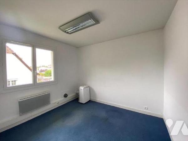 AURILLAC, maison d'habitation actuellement à usage de bureaux comprenant, RDC : entrée sur hall...