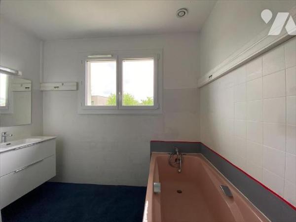 AURILLAC, maison d'habitation actuellement à usage de bureaux comprenant, RDC : entrée sur hall...