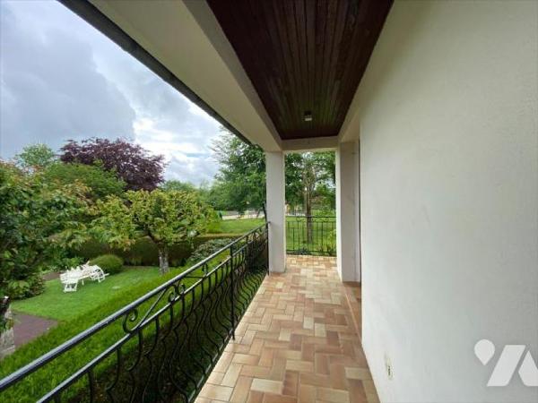 AURILLAC, maison d'habitation actuellement à usage de bureaux comprenant, RDC : entrée sur hall...