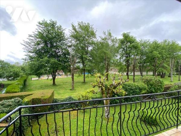 AURILLAC, maison d'habitation actuellement à usage de bureaux comprenant, RDC : entrée sur hall...