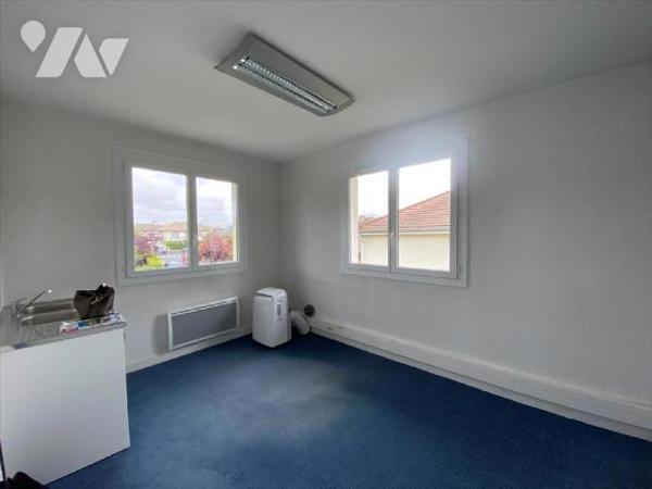 AURILLAC, maison d'habitation actuellement à usage de bureaux comprenant, RDC : entrée sur hall...