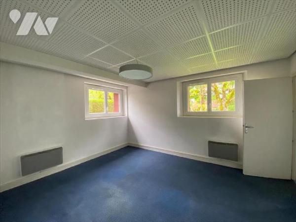 AURILLAC, maison d'habitation actuellement à usage de bureaux comprenant, RDC : entrée sur hall...