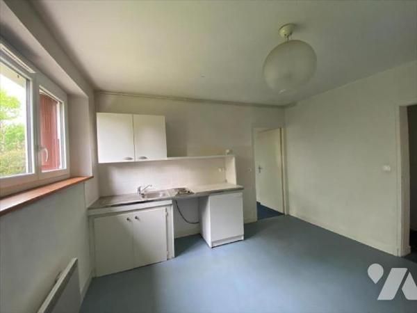 AURILLAC, maison d'habitation actuellement à usage de bureaux comprenant, RDC : entrée sur hall...