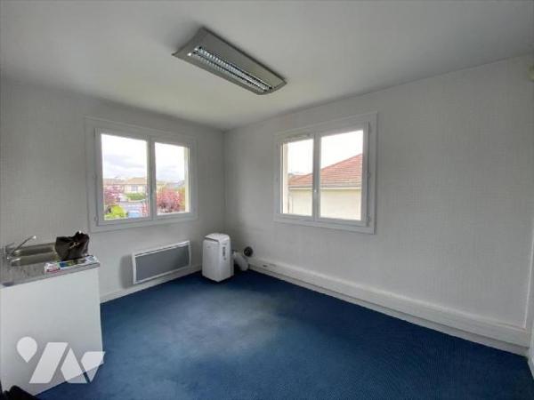 AURILLAC, maison d'habitation actuellement à usage de bureaux comprenant, RDC : entrée sur hall...