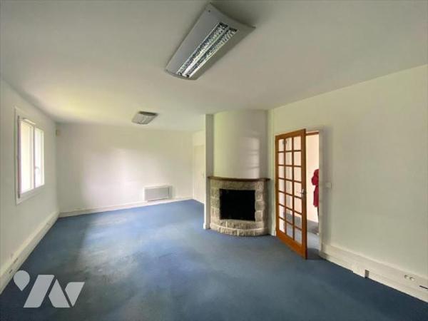 AURILLAC, maison d'habitation actuellement à usage de bureaux comprenant, RDC : entrée sur hall...