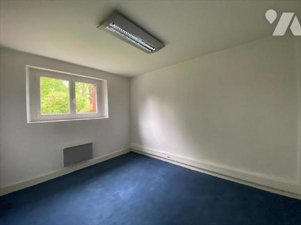 AURILLAC, maison d'habitation actuellement à usage de bureaux comprenant, RDC : entrée sur hall...