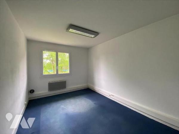 AURILLAC, maison d'habitation actuellement à usage de bureaux comprenant, RDC : entrée sur hall...