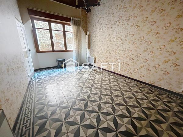 Beaux volumes à rénover, au calme.