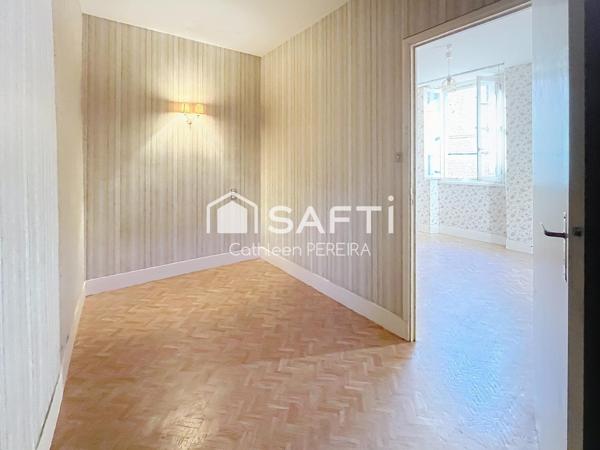 Beaux volumes à rénover, au calme.