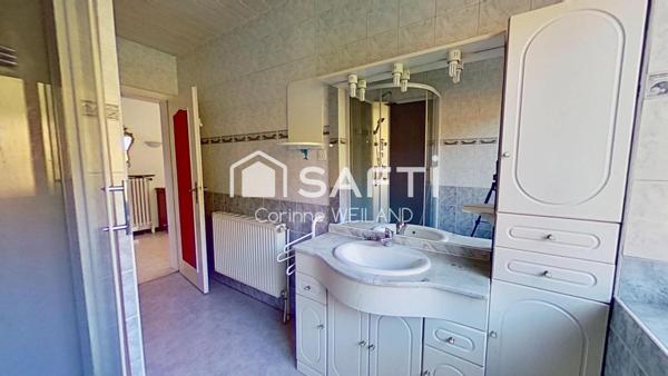 Maison habitable de plain-pied sur sous-sol complet dont garage 2 voitures, terrasse, 3 chambres, donnant sur la forêt