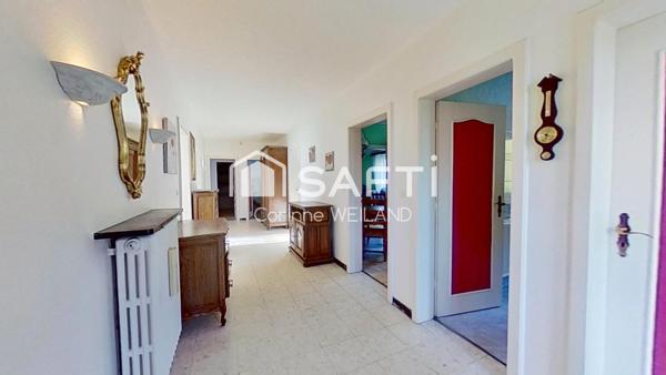 Maison habitable de plain-pied sur sous-sol complet dont garage 2 voitures, terrasse, 3 chambres, donnant sur la forêt