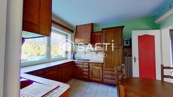 Maison habitable de plain-pied sur sous-sol complet dont garage 2 voitures, terrasse, 3 chambres, donnant sur la forêt