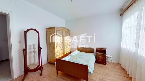 Maison habitable de plain-pied sur sous-sol complet dont garage 2 voitures, terrasse, 3 chambres, donnant sur la forêt