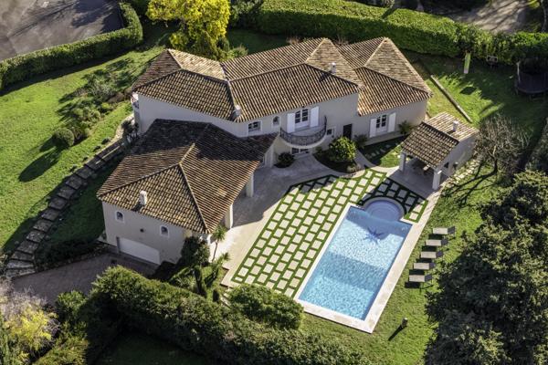 Élégance et prestige dans un domaine privé à deux pas de Valbonne