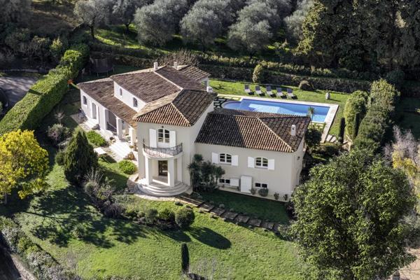 Élégance et prestige dans un domaine privé à deux pas de Valbonne