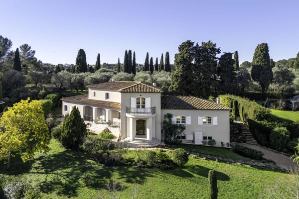 Élégance et prestige dans un domaine privé à deux pas de Valbonne
