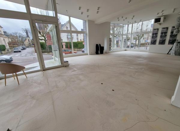 LOCAL 256 m2 à vendre VITTEL (88) Idéal RESTAURANT ou MAGASIN Quartier THERMAL