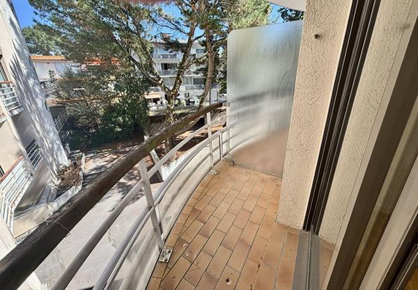 T2 LA BAULE LES PINS avec terrasse, balcon et Box