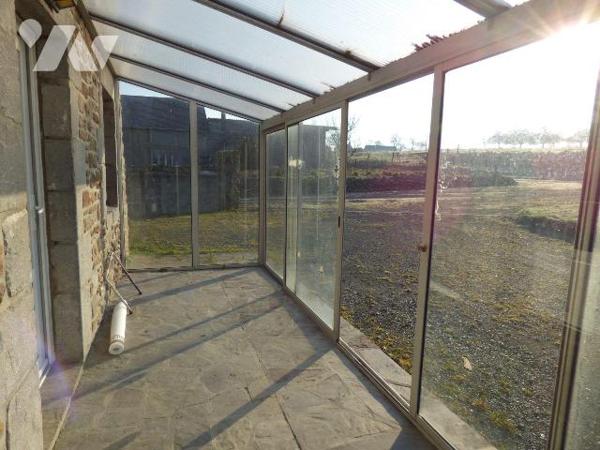 Maison en pierre, agglomérés, briques et masse sous ardoises, de plain pied, comprenant :
Véra...