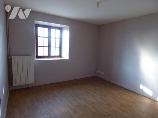 Maison en pierre, agglomérés, briques et masse sous ardoises, de plain pied, comprenant :
Véra...