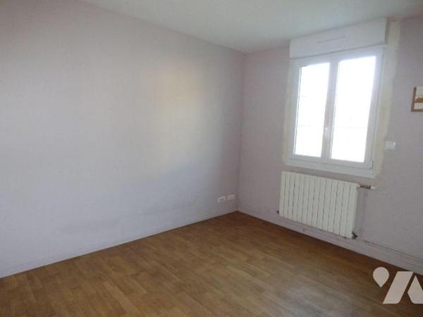 Maison en pierre, agglomérés, briques et masse sous ardoises, de plain pied, comprenant :
Véra...