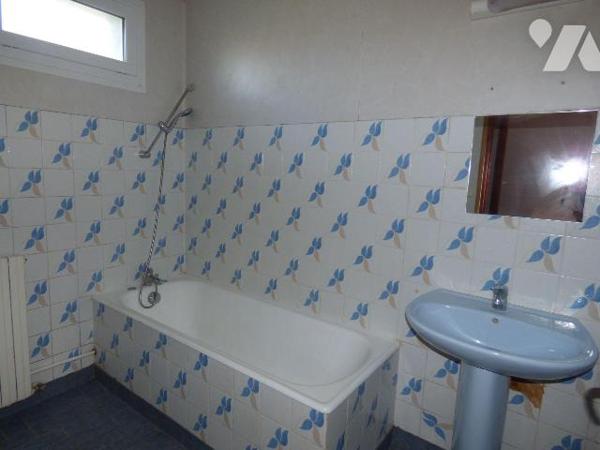 Maison en pierre, agglomérés, briques et masse sous ardoises, de plain pied, comprenant :
Véra...