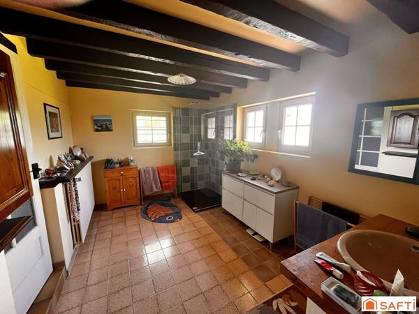 ANCIENNE LONGERE LA  MENITRE avec TERRAIN DE 2700 METRES