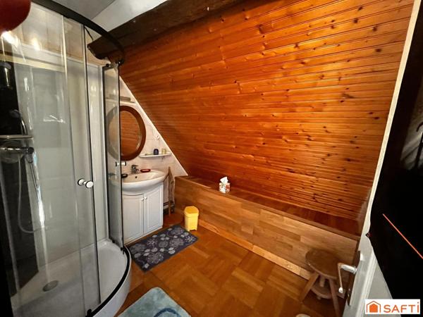 ANCIENNE LONGERE LA  MENITRE avec TERRAIN DE 2700 METRES