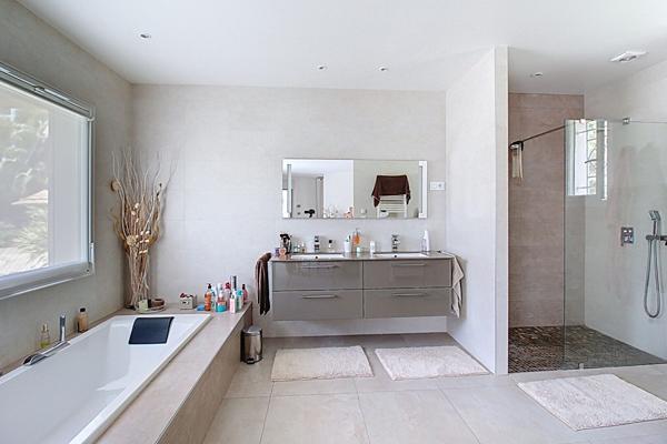 A VENDRE DRAGUIGNAN Maison 300 m² avec PISCINE GARAGE SOUS SOL terrain 4600 m²