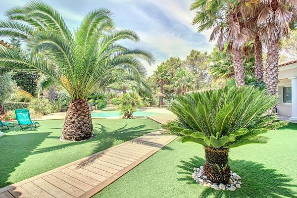 A VENDRE DRAGUIGNAN Maison 300 m² avec PISCINE GARAGE SOUS SOL terrain 4600 m²