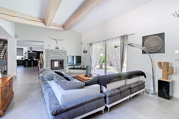 A VENDRE DRAGUIGNAN Maison 300 m² avec PISCINE GARAGE SOUS SOL terrain 4600 m²