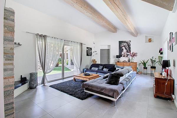 A VENDRE DRAGUIGNAN Maison 300 m² avec PISCINE GARAGE SOUS SOL terrain 4600 m²